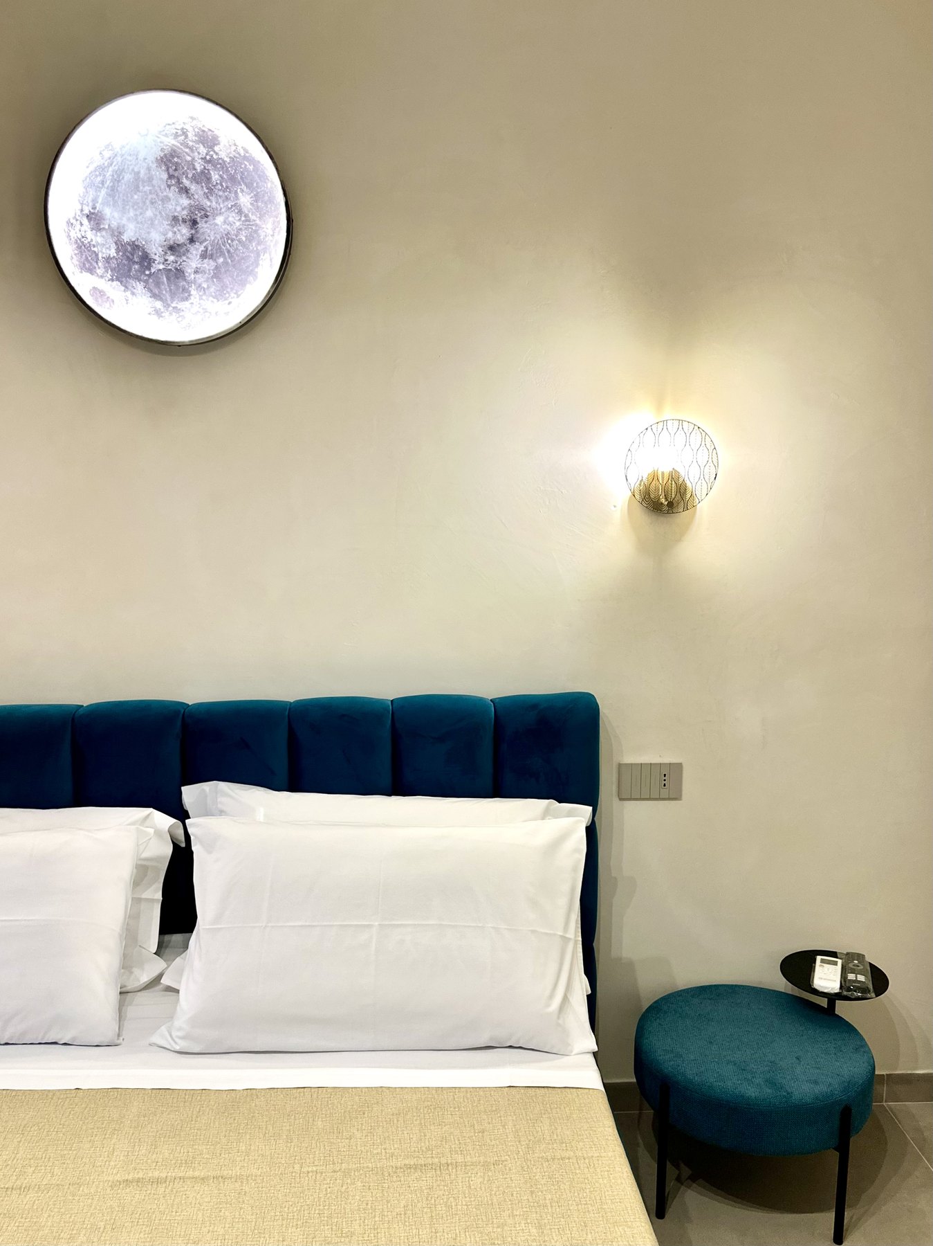 Il letto matrimoniale con applique in ottone e decoro a luna
